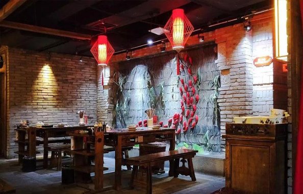 农家火锅店设计独有的味，老房梁、长板凳...